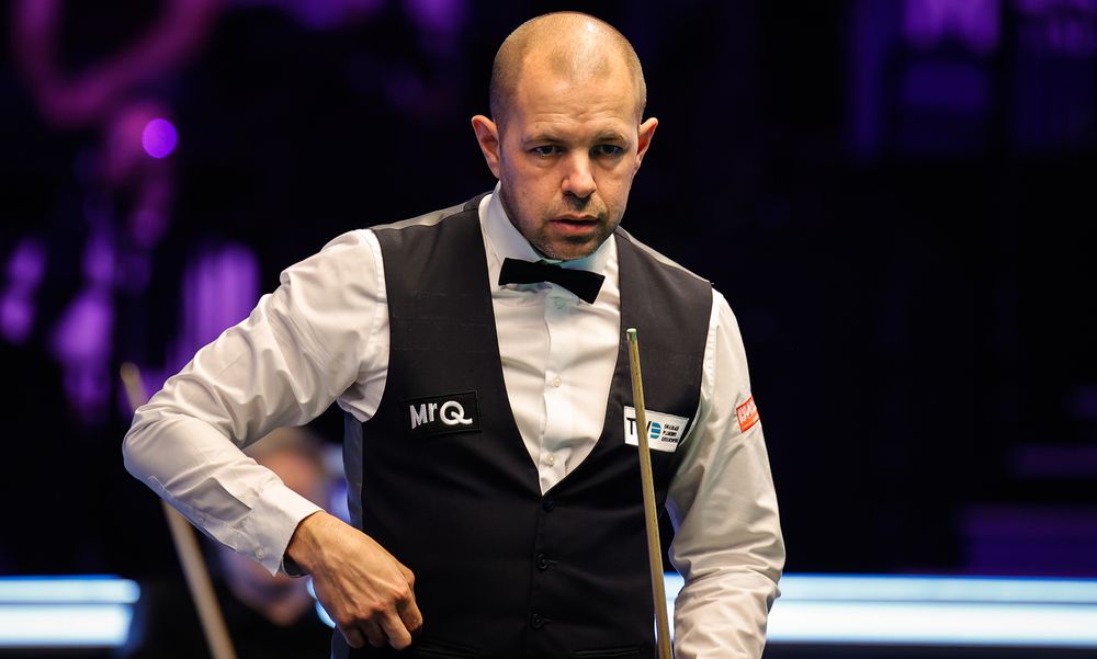 Hawk Swoops To Lead Group - World Snooker Tour